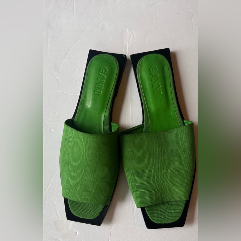 Ganni slip on flats. Green. Size:37.